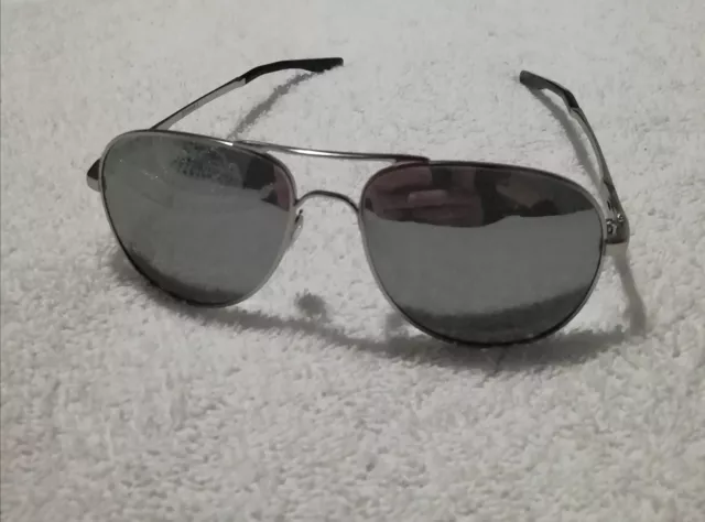 Oakley Sunglasses Polarized Silver frame Black lenses Elmont L