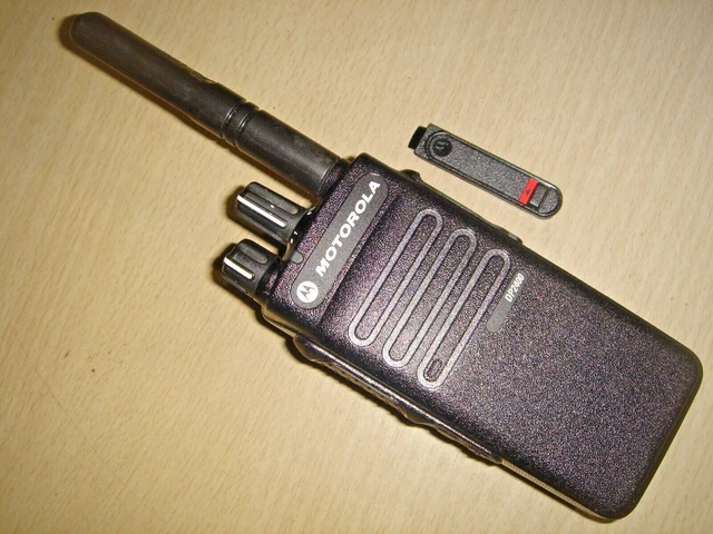 Motorola DP2400 UHF 403-527 MHz DMR batteria digitale c/w, clip da cintura e antenna #1