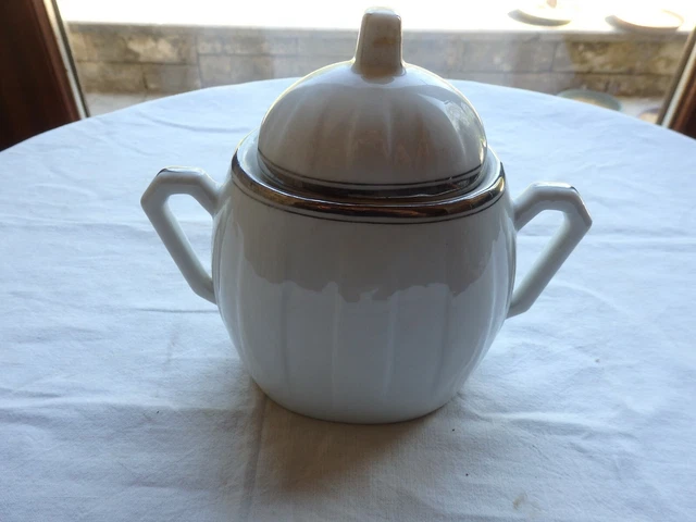 LIMOGES : Service en porcelaine blanche rehaussée à l'or à décor de