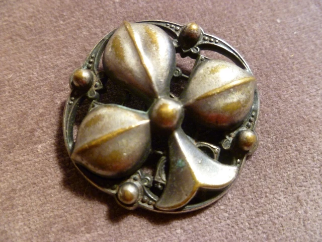 bouton ancien metal 32 mm très beau relief