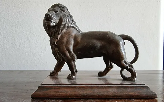 Lion marchant en majesté - fonte sur socle en bois