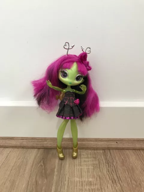 MGA Entertainment Green Novi Stars Alie Lectric Basic Doll Pink Purple Hair
