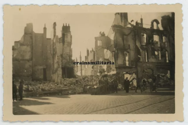 Orig. Foto franz. Beute Panzer Tank in zerstörtes ORLÉANS Frankreich 1940