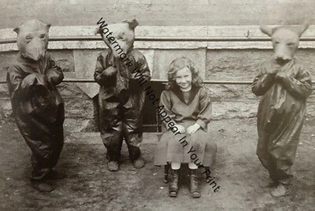 BIZARRE STRANGE WEIRD CREEPY CRAZY FREAKY Girl Kid Playing Pigs VINTAGE PIC ODD