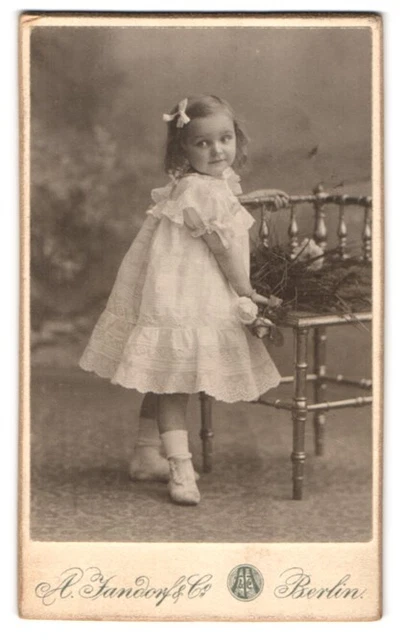 Fotografie A. Jandorf & Co., Berlin, Brunnenstraße 19-21, Kleines Mädchen mit s