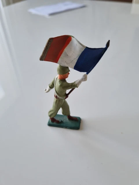 Deux soldats armés de baïonnettes amènent un zouave récalcitrant à un militaire assis sur un
