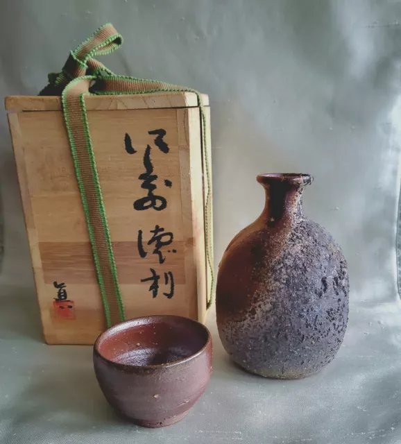JA116: Exquisite Sakeflasche mit Becher von Shin Buyo, Japan, Bizen, Ana gama