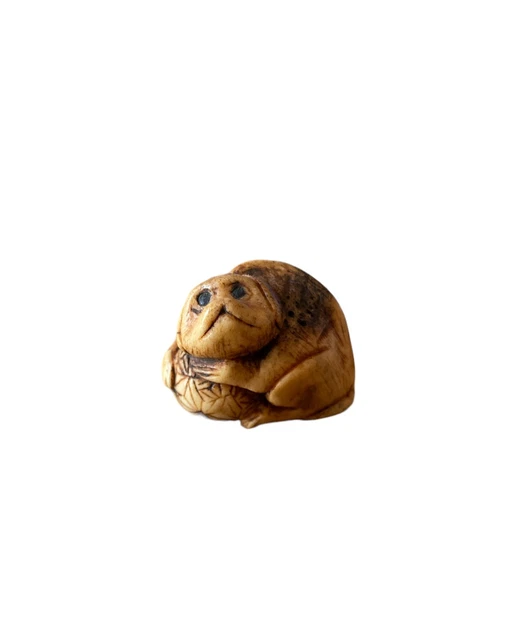 Ojime - Inro - animal Accroupi Tenant Un Sac - Japon