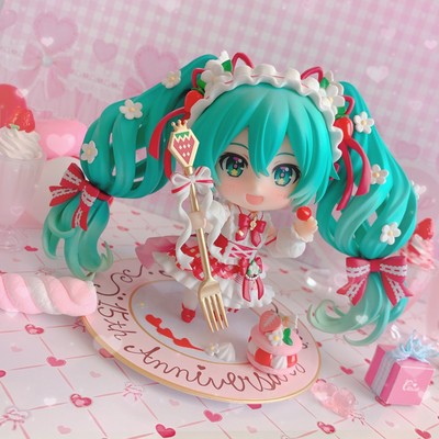 strawberry miku figure