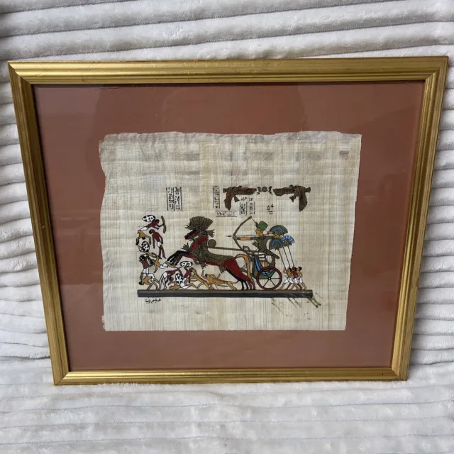 Vintage gerahmter ägyptischer Krieger und Wagen handbemalt Papyrus Papier Bild