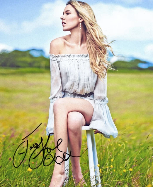 A fantastic 10x8 Autographed Photo of Joss Stone & CoA