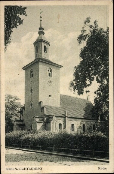 Ak Berlin Lichtenberg, Straßenpartie mit Blick auf die Kirche, Fassade - 3750093