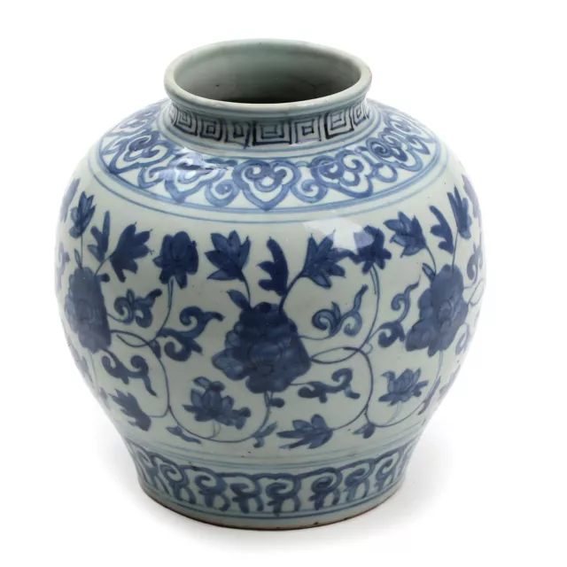 A Chinese blue and white porcelain jar, late Ming dynasty, early 17th century