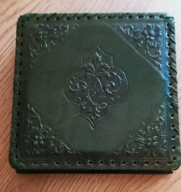 Ancienne boite artisanal en cuir vert