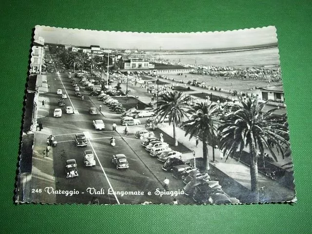 Cartolina Viareggio - Viali Lungomare e spiaggia 1950 ca