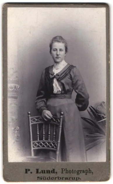 Fotografie P. Lund, Süderbrarup, Portrait junge Dame im modischen Kleid