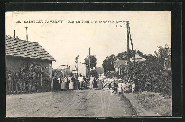 CPA Saint-Leu-Taverny, Rue du Plessis, Le passage a niveau, vue de la rue 1914