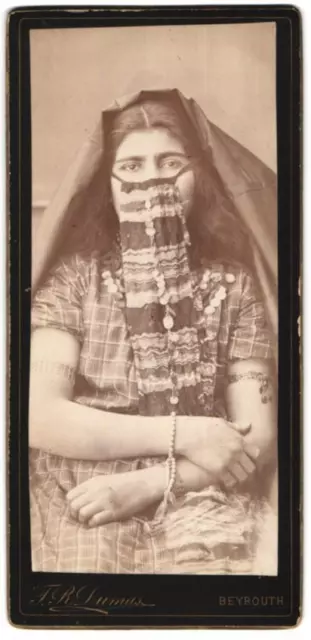 Fotografie T. R. Dumas, Beyrouth, Portrait Libanesin im Trachtenkleid mit Gesic