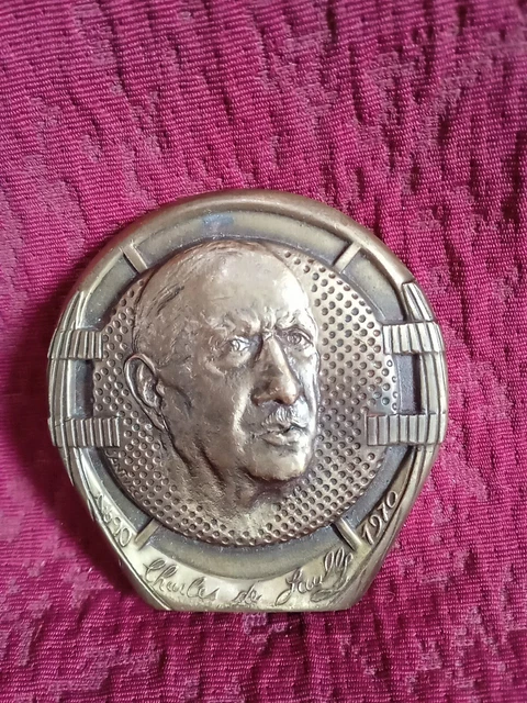 Grande Médaille Ancienne 1945 Charles De Gaulle - Signée, En Bronze, Bon état, Thème Commémoratif