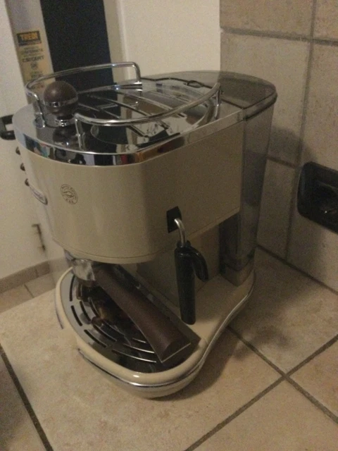 Keurig Con Macchina Per Il Caffè E Le Cialde Di Caffè In Una Moderna Cucina 131525805 - Foto 3