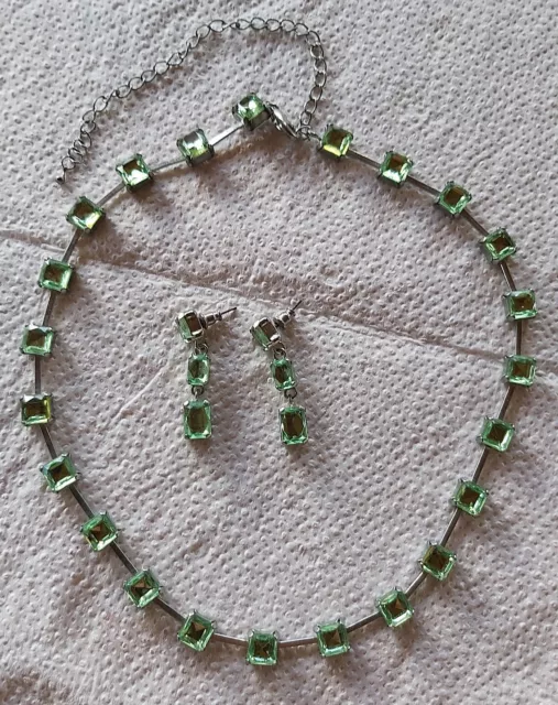 2tlg Schmuckset Kette und Ohrringe  grüne Schmucksteine silberfarben Modeschmuck