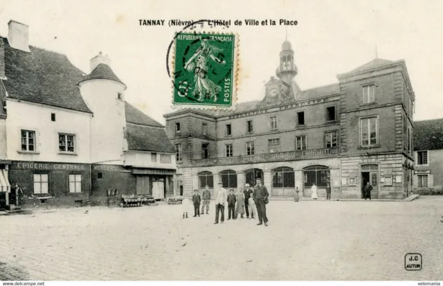 S6675 cpa 58 Tannay - Hôtel de Ville et la Place