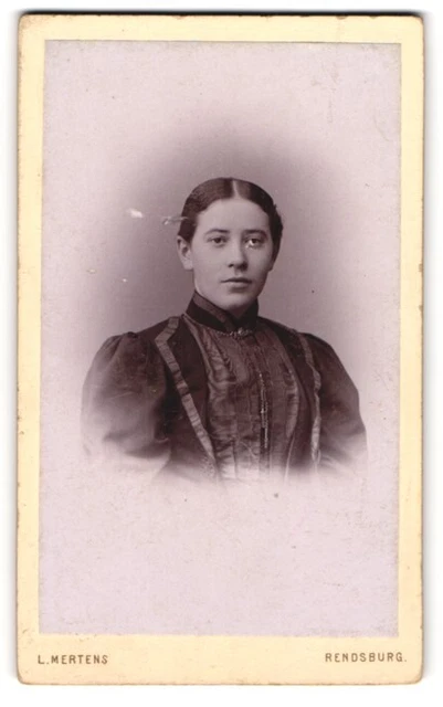 Fotografie L. Mertens, Rendsburg, Junge Frau mit Mittelscheitel