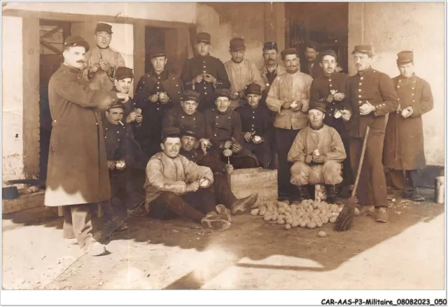 CAR-AASP3-0238 - MILITAIRE - CARTE PHOTO - plusieurs hommes et militaires réu