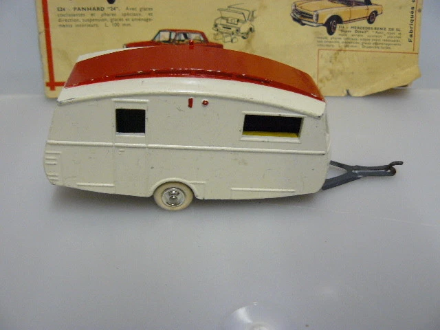 Caravane de couleur rose et blanche sous blister de la série HITCHED HOMES – Catolac Deville 1958