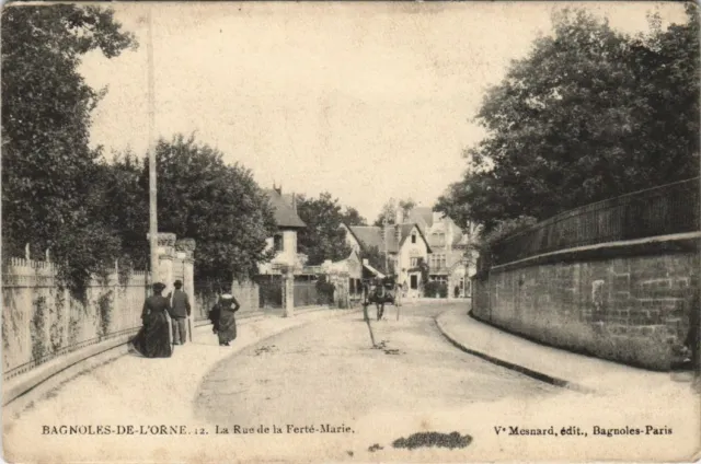 CPA BAGNOLES-de-l'ORNE-La Rue de la Ferté Marie (29840)