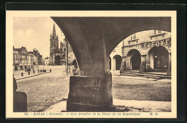 CPA Bazas, Les Arcades et la Place de la Republique
