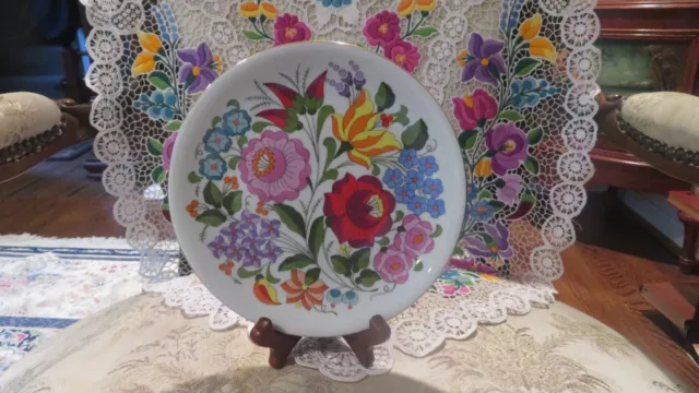 KALOCSA HAND PAINTED PORCELAIN Wall Plate   7 3/4"