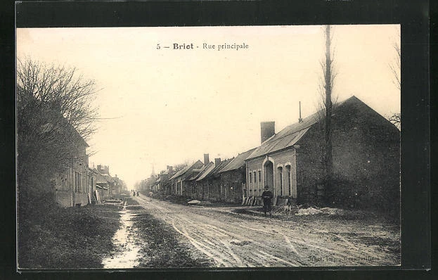 CPA Briot, Rue principale, vue de la rue