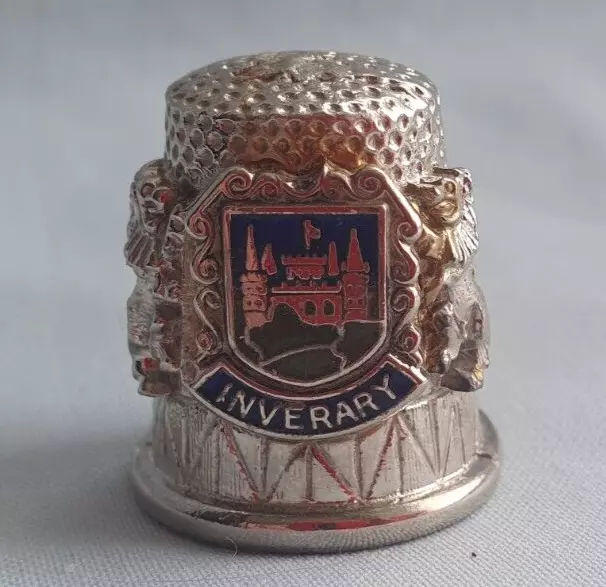 Vintage Metall Fingerhut mit Metall & Emaille Wappen Abzeichen - invertiert