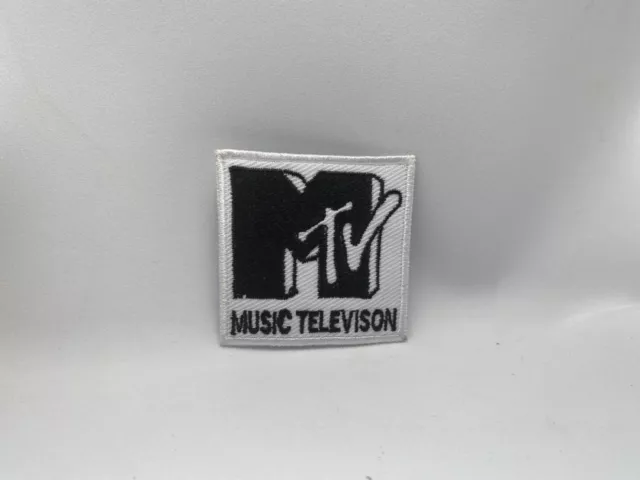 M Tv Nuevo Hierro Bordado En Nombre Etiqueta Parche 2 X 2