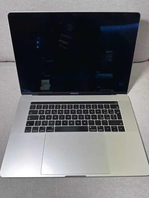 MacBook Pro 15 2017 Touch Bar Intel i7 512GB SSD piccola ammaccatura su cornice