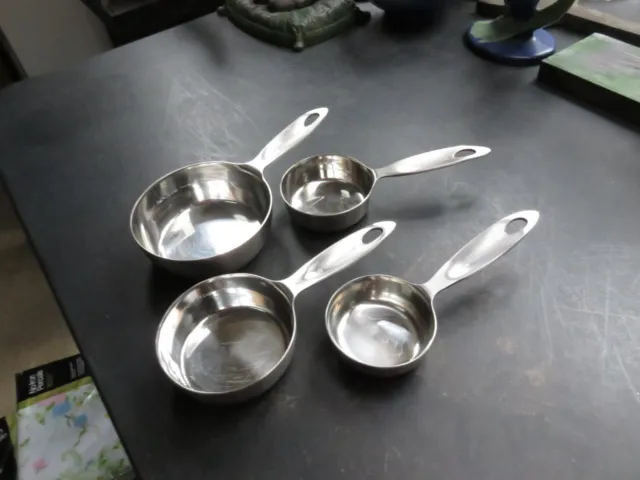 Amco Lot of 4 Measuring Cups