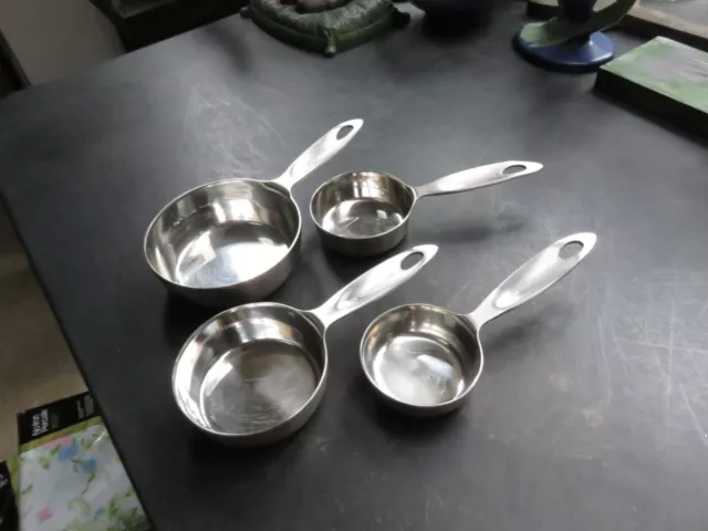 Amco Lot of 4 Measuring Cups