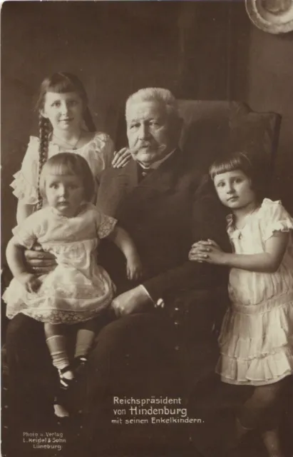 Reichspräsident von Hindenburg mit seinen Enkelkindern, Ansichtskarte um 1930