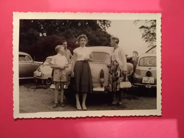 Altes Foto antik Frau Auto Oldtimer Car Parkplatz Berlin Ausflug  nice old Photo