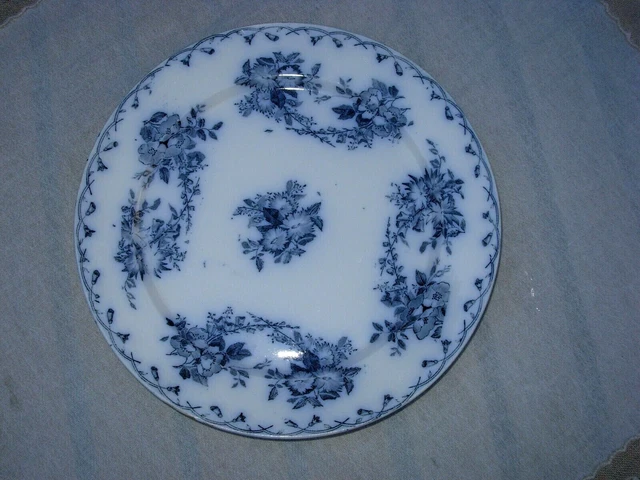 BELLE ASSIETTE PLATE ANCIENNE  FLEUR BLEUE SARREGUEMINES signé BERTHA 19 ème S
