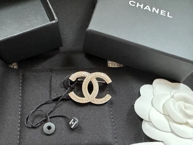 NIB 100%AUTH Chanel 15B Large Infinity Pearl and Crystal CC Logo