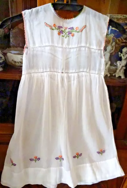 Robe de petite fille (ou de grande poupée) en linon brodé