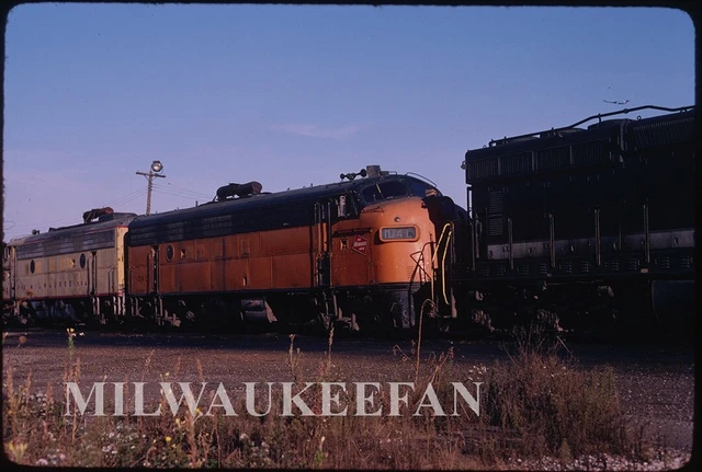 Original Kodachrome slide Milwaukee Road MILW FP7 104C Orange Bensenville 1978