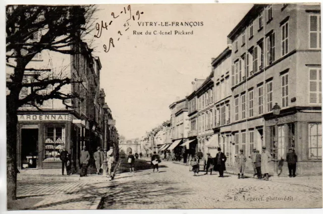VITRY LE FRANCOIS - Marne - CPA 51 - Rue du Colonel Picquard