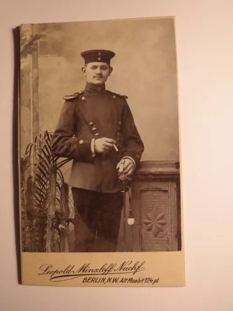 Berlin - stehender Soldat in Uniform mit Epauletten & Säbel - Offizier / CDV