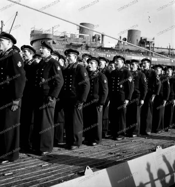 Indienststellung-U-Boot 1051-Unterseeboot-Besatzung-1944-Kiel-Kriegsmarine-3