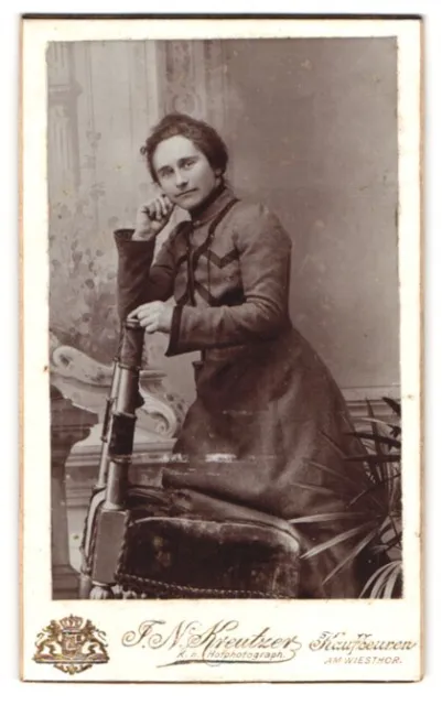 Fotografie I. N. Kreutzer, Kaufbeuren, Am Wiestor, Dame im Kleid auf einen Stuh