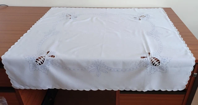 QUADRATISCHE TISCHDECKE - GESTEMPELT für STICKEREI - 84 cm (33") mit AUSSCHNITTDESIGN.