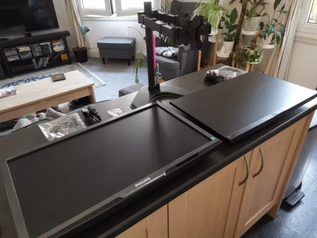 Dual Philips 27" Monitor-Setup mit Ständer